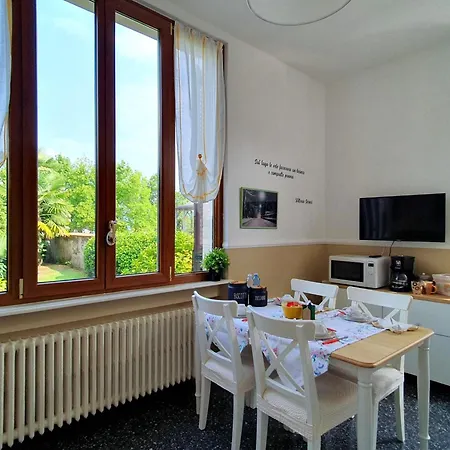 Elegant Lakefront In Daire