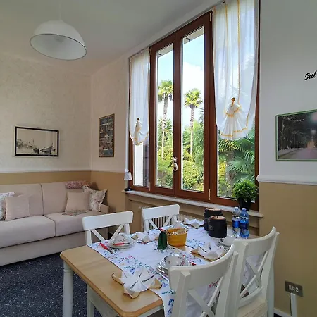 Elegant Lakefront In Daire